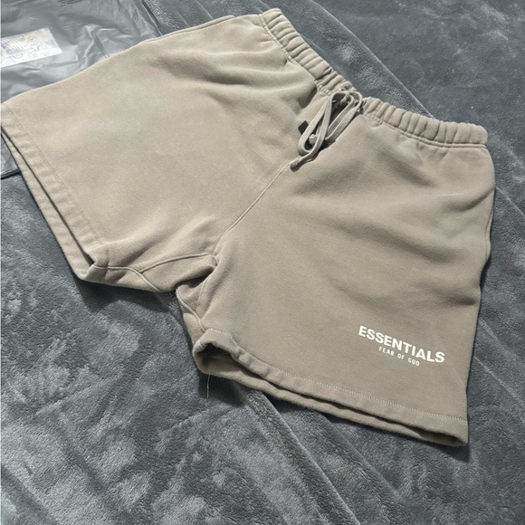 Essentials short size L Beige color - Picture 2 of 5
